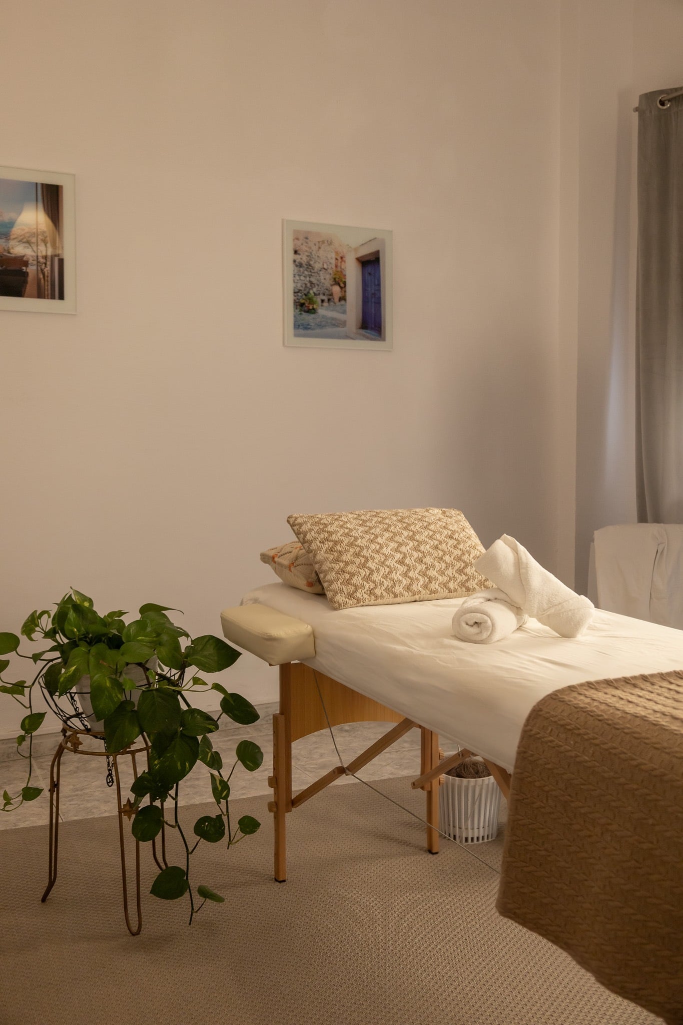 La cabina con la camilla y plantas, con luz cálida